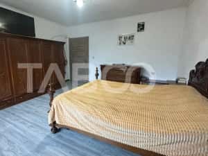 Apartament la casa 4 camere pivnita curte privata zona Lazaret Sibiu — miniatura 3
