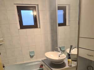 Vand apartament zona Piața Centrală si Facultatea de Educație Fizică — miniatura 5