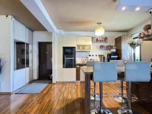 Apartament 3 camere, 77 mp, 2 bai, etaj 1, parcare, Sub Cetate — miniatura 3