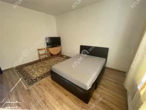 Apartament la casa cu 2 camere decomandate curte comuna central Sibiu