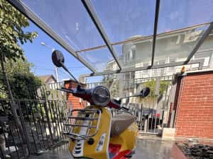 Vespa Primavera Sean Wotherspoon