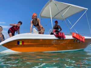Barca / Salupa Delphin 5.5.An 2020 cu motor Yamaha 80 cp (100 h) + peridoc inmatriculat. Pescuit, agrement, etc — miniatura 1