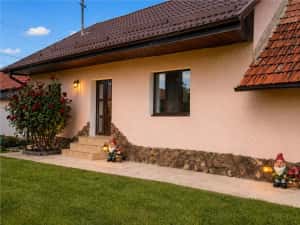 Farmecul unei case sasesti,1.500mp domeniu propriu,fantana,Persani,Brasov