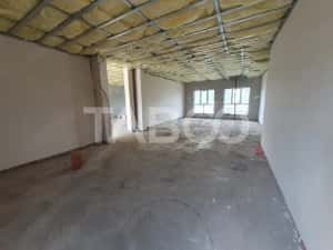 Spatiu comercial suprafata 132 mp se poate vinde si separat 66 si 66mp — miniatura 1