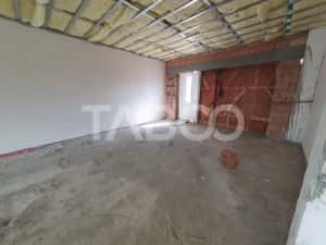 Spatiu comercial suprafata 132 mp se poate vinde si separat 66 si 66mp — miniatura 2