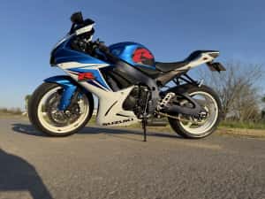Suzuki GSXR 600 L1 2011 27000 km istoric complet impecabil — miniatura 1