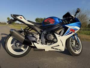 Suzuki GSXR 600 L1 2011 27000 km istoric complet impecabil — miniatura 3
