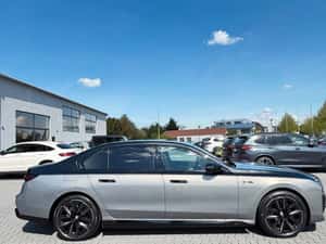 BMW M760 Berlină 2024, 49.896 km, Hibrid — miniatura 3