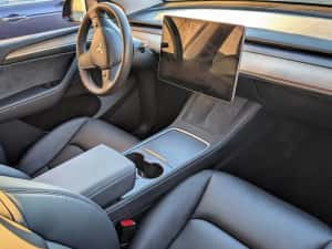 Vând Tesla Model Y Long Range 4x4 2023 ,cârlig, garanție 2031 — miniatura 4