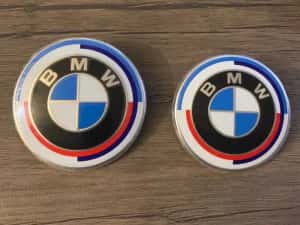 Set 7 Embleme Aniversare BMW 50 de ani Capota Portbagaj Jante si Volan — miniatura 3