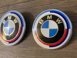 Set 7 Embleme Aniversare BMW 50 de ani Capota Portbagaj Jante si Volan — miniatura 4