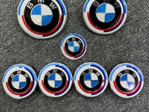 Set 7 Embleme Aniversare BMW 50 de ani Capota Portbagaj Jante si Volan — miniatura 6