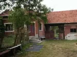 Casa in Josani comuna Pestisu mic la 9 km de Hunedoara, 15 de Deva. Sup 2523 mp gradina,curte+livada