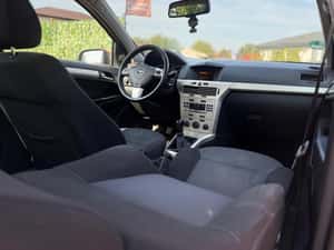 Opel Astra Manuală 110 HP Benzină — miniatura 7
