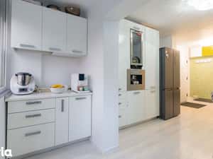 De vânzare apartament cu 3 camere, parcare inclusa, Rogerius. — miniatura 4