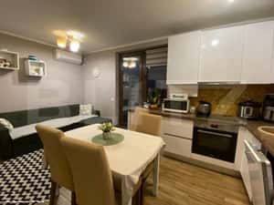 Apartament cu 3 camere, terasa, etaj retras, parcare, bloc nou, in Mar — miniatura 2