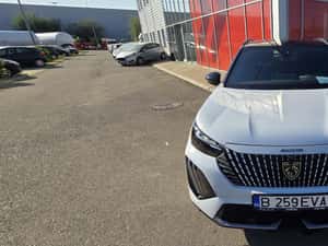 Peugeot 2008 Hibrid 136 CP, 4/5 uși, 2024, 3.998 km — miniatura 2