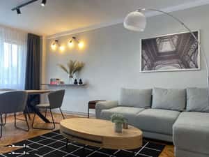 Apartament 2 camere, Centru, cu balcon și lift — miniatura 2