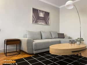 Apartament 2 camere, Centru, cu balcon și lift — miniatura 3