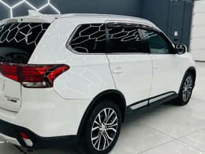 Mitsubishi Outlander 7 Locuri - Diesel - 150 CP - 4x4 — miniatura 2