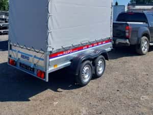 Remorca 750 kg auto mono-ax REPO, noua, garantie, carte RAR — miniatura 2