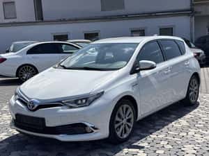 Toyota Auris Automată 136 HP Hibrid (B/E)
