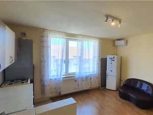 Vand apartament 2 dormitoare și living cu bucatarie — miniatura 2