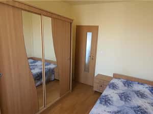 Vand apartament 2 dormitoare și living cu bucatarie — miniatura 4