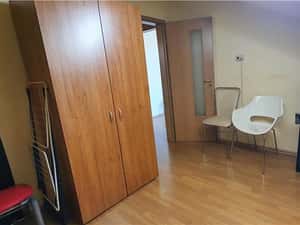 Vand apartament 2 dormitoare și living cu bucatarie — miniatura 5