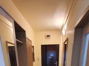 Vand apartament 2 dormitoare și living cu bucatarie — miniatura 7