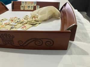 Joc Remi Remy. Table curbate grele din lemn masiv lacuit. NOU