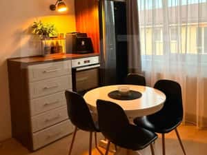 Apartament cu 3 camere de vanzare, Garaj subteran, Zona Centrala — miniatura 3
