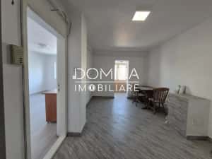 Vânzare apartament central, 3 camere+boxă, situat în Târgu Jiu, strada Cerna — miniatura 2