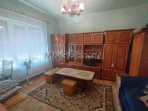 Apart la casa Bogdanestilor curte acces cu masina centrala proprie