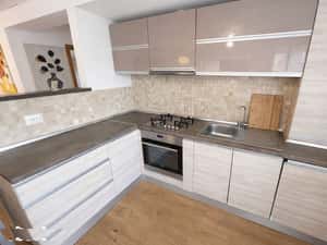 Apartament cu 3 camere, balcon și garaj în Zorilor — miniatura 3