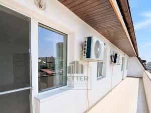Apartament 3 camere de vânzare, Sector 4, 800 m metrou și balcon generos — miniatura 2