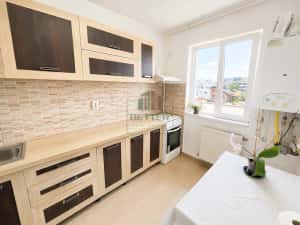 Apartament 3 camere de vânzare, Sector 4, 800 m metrou și balcon generos — miniatura 3