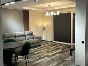 Inchiriez 2 camere cu parcare subterana vis a vis mall Coresi — miniatura 5