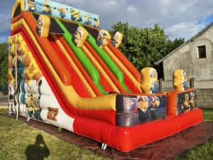 Inchiriere tobogan gonflabil tematic "Minioni" – 8x5x6m