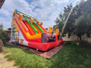 Inchiriere tobogan gonflabil tematic "Minioni" – 8x5x6m — miniatura 8