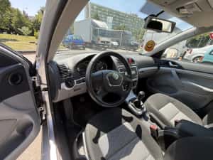 Skoda Octavia 1,6 TDI an 2009 — miniatura 3