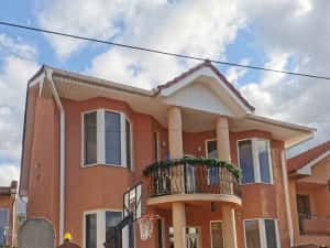 Vând vilă S+P+E în cartierul Rogerius Nord ,Oradea — miniatura 2