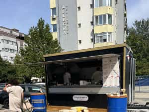 Rulota comerciala Fast Food / Food Truck de inchiriat — miniatura 9