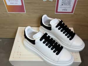 Alexander McQueen Oversized Sneaker – White/ Black Crystals Poze Reale — miniatura 4