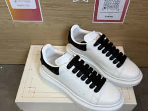 Alexander McQueen Oversized Sneaker – White/ Black Crystals Poze Reale — miniatura 9