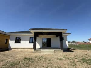 De vanzare Casa cu 3 Dormitoare/Semifinisata Teren 6.5Ari
