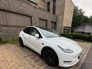 Tesla Model Y SUV Second-Hand de Vânzare — miniatura 6