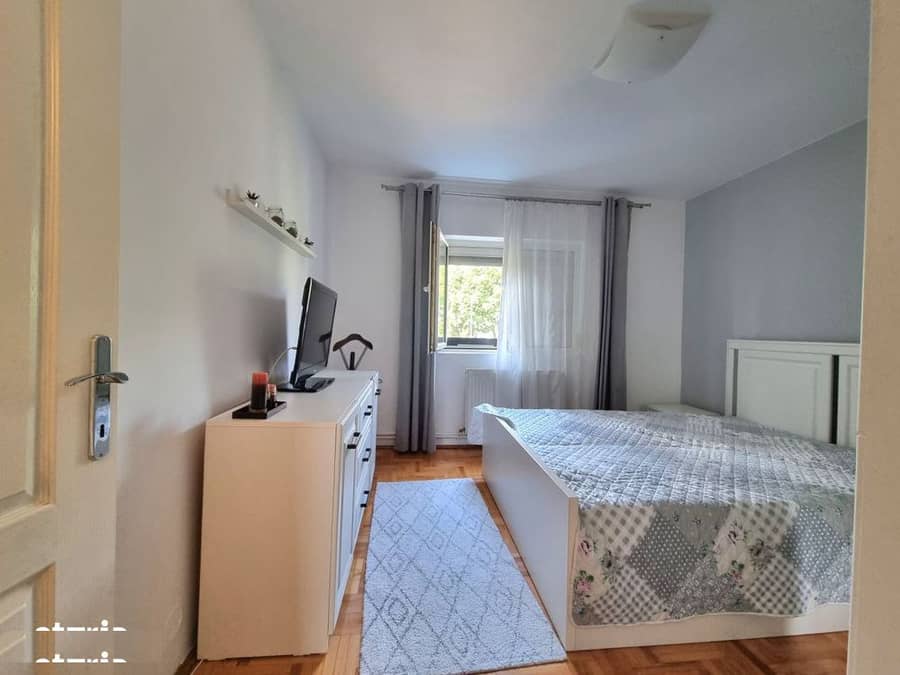 Bistrita Lac- Apartament 3 camere decomandate/etaj 2/mobilat/utilat — fotografie 1 din 6