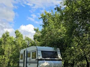 Rulotă Hobby 535 Prestige – pregătită pentru off-camping, stare f
