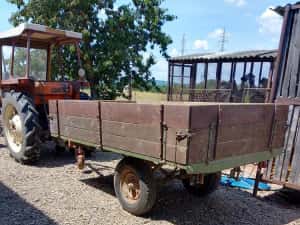 Remorcă agricolă pe o axă